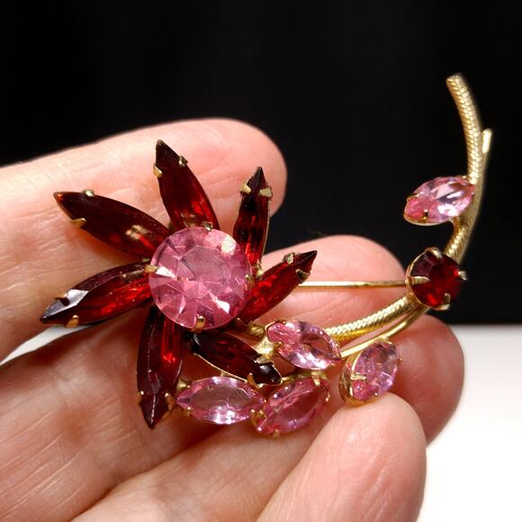 Vintage 1950s Pink Red Rhinestone Flower Brooch, Gold Plated - Picture 10 of 10